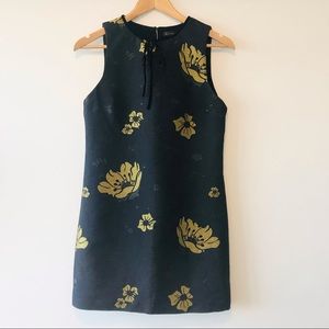 Sleeveless dress with embroidered flowers